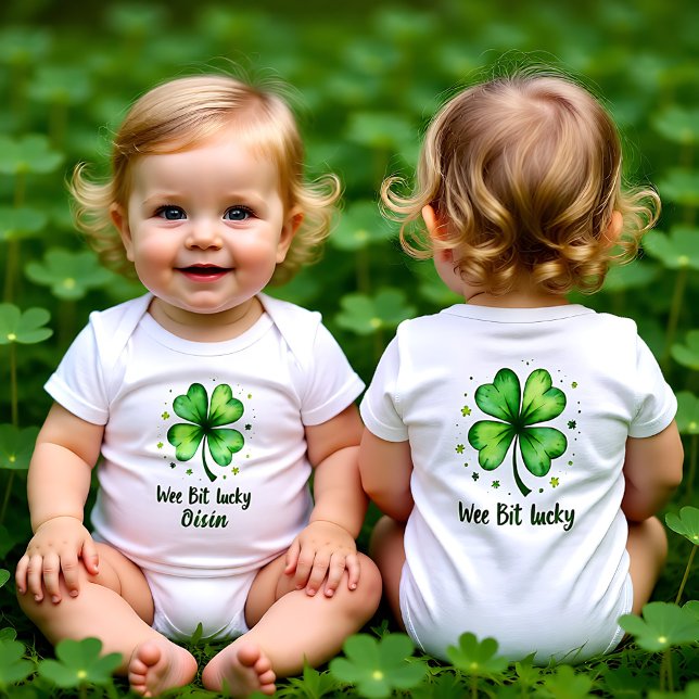 Body Para Bebé Un Poco Afortunado para Encantadores Pequeños (Wee Bit Lucky for Pint-Sized Charmers Baby Bodysuit)