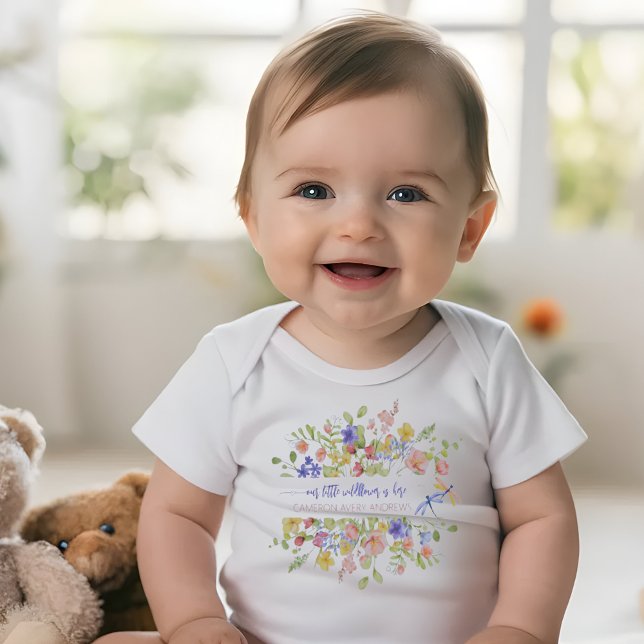 Body Para Bebé Una flor silvestre está aquí personalizada (Our Little Wildflower Bloomed Personalized Baby Baby Bodysuit)