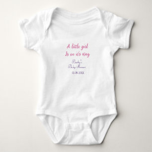 Body Para Bebé Una niña está en camino baby shower rosa nombre