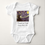 Body Para Bebé Vincent van Gogh - Noche Starry<br><div class="desc">Noche estrellada (1889) de Vincent van Gogh es una pintura vintage de la naturaleza del paisaje artístico de arte fino. Vista de una ciudad en un valle por la noche con nubes girando, las estrellas brillando y una hermosa luna dorada de media luna amarilla. Se pintó durante el día desde...</div>