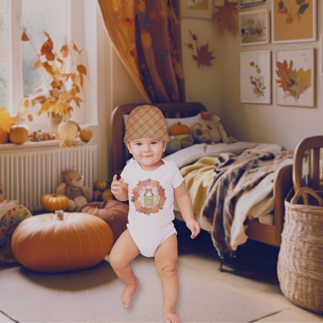 Body Para Bebé Wreat de gato de salto de caída (A baby boy wears the Fall Break Cat Wreath Baby Bodysuit.)