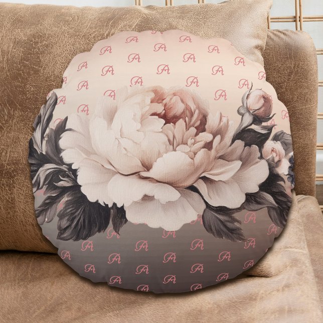 Boho Beige Floral Monograma redondo Cojín decorati (Round beige rose pillow on a couch.)