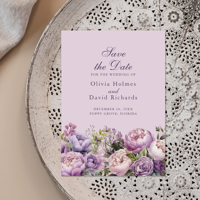 Boho Lilac y Purple Peonies guardan la tarjeta de  (Boho Lilac and Purple Peonies Save the Date Card on a beautiful neutral boho plate.)