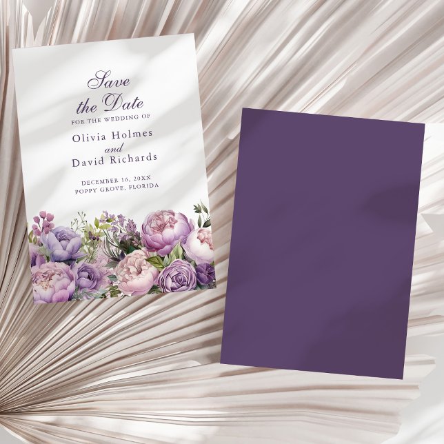 Boho Lilac y Purple Peonies guardan la tarjeta de  (Boho Lilac and Purple Peonies Save the Date Card on a neutral dry palm leaf.)
