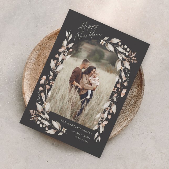 Boho Wildflower Arco Foto Año Nuevo (Boho wildflower arch photo new years card with elegant script and hand painted watercolor foliage.)