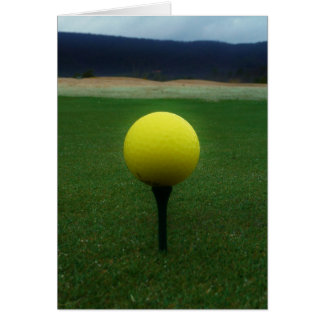 Bola de golf amarilla en un campo de golf de monta