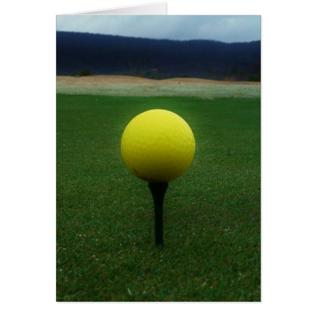 Bola de golf amarilla en un campo de golf de monta (Frente)