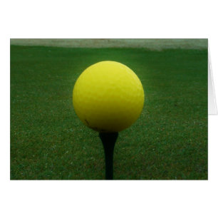 Bola de golf amarilla en un campo de golf de monta