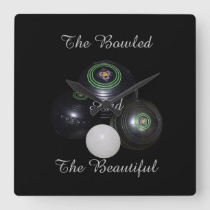 Bolas De Césped Con Un Hermoso Reloj De Pared Cuad