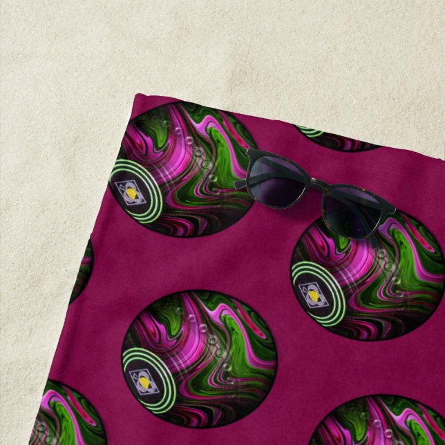 Bolas de césped magenta caliente, toalla de playa (In situ)