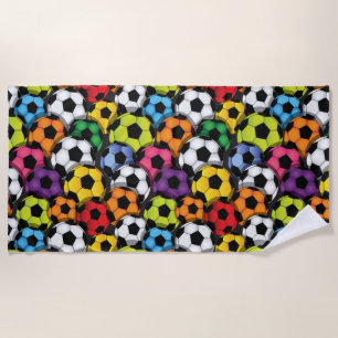 Bolas de fútbol coloridas diseñan toalla de playa