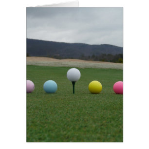 bolas de golf de colores vivos en una montaña