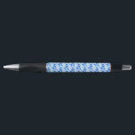 Bolígrafo Cute Blue Baby Boy Fox Pattered<br><div class="desc">Esta impresionante pluma con patrones presenta una imagen de arte digital de un lindo bebé zorro azul con una nariz negra y whiskys,  una cola azul brillante y malvada y hasta dedos y dedos de pies azules. Un lindo diseño para celebrar a un bebé.</div>