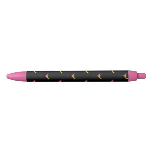 Bolígrafo De Tinta Negra Cóctel rosa con una rebanada de limón sobre negro