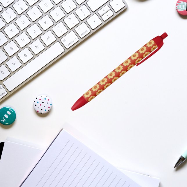 Bolígrafo De Tinta Negra Dalia amarilla en patrón floral rojo (In Situ)