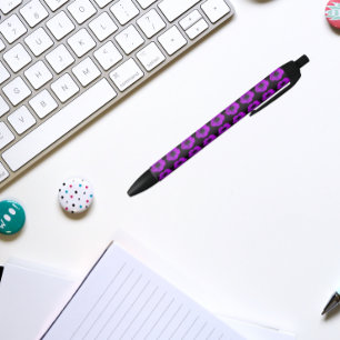 Bolígrafo De Tinta Negra Geranio púrpura sobre el patrón floral negro