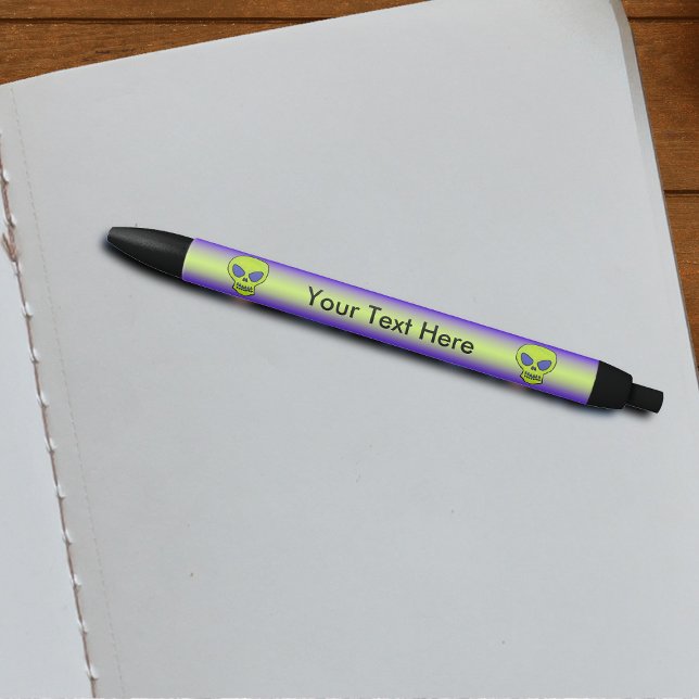 Bolígrafo De Tinta Negra Ghoulish Green Alien Skull (Alien glowing green skulls purple eyes on purple with green stripe writing pen.)