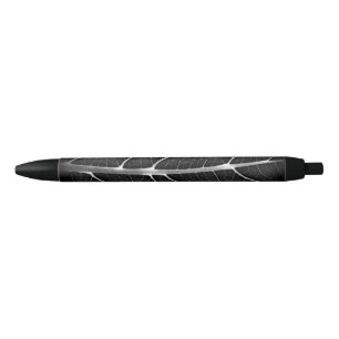 Bolígrafo De Tinta Negra Hoja brillante en blanco y negro en primer plano