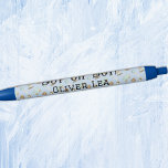 Bolígrafo De Tinta Negra Nombre, niño, muchacho, Baby Shower favorece la ti<br><div class="desc">Accesorio de pluma o favor para la ducha de bebé con 'Boy oh Boy!' y nombre con patrón de juguetes vintage sobre fondo azul. Ideal para la caja de conservas de bebé. Cambie el texto negro para que sea suyo utilizando la plantilla simple proporcionada. Tinta negra y recortada en azul...</div>