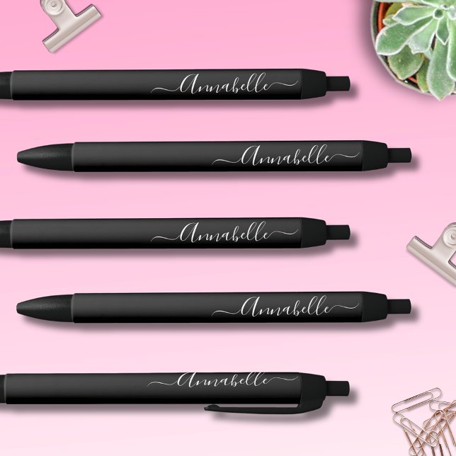 Bolígrafo De Tinta Negra Nombre personalizado en blanco y negro (Modern and stylish personalized black pens with script typography.  Just add your own name.)