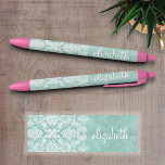 Bolígrafo De Tinta Negra Patrón de Damasco de Vintage Azul Hielo con Acabad<br><div class="desc">Un patrón vintage con un diseño de pizarra y encaje. Eche un vistazo a las flores y hojas.Un diseño moderno con colores y elegancia en tonos de joyas. Los elementos son más fáciles de personalizar cuando se reemplazan primero todo el texto y las fotos. Si su arte todavía necesita ser...</div>