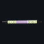 Bolígrafo De Tinta Negra Patrón de diamantes de verde y de lavanda personal<br><div class="desc">El diseño de patrones geométricos modernos y de moda se puede personalizar con tu nombre o cualquier texto de tu elección y dar como regalos,  favores de fiesta,  favores de boda,  en eventos corporativos,  etc</div>