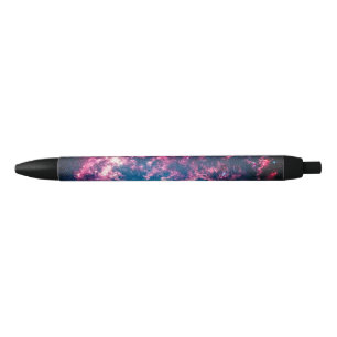 Bolígrafo De Tinta Negra Un gran espacio cósmico de galaxia en la nube mage