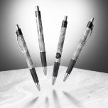 Bolígrafo Elegante 10° Aniversario del Boda Tin<br><div class="desc">Este elegante bolígrafo le ayudará a añadir un toque especial a las celebraciones del décimo aniversario de los bodas. Las elegantes letras en blanco y negro con confeti hexagonal sobre el fondo de un Relieve metalizado de estaño añaden un toque memorable para esta ocasión especial y un hito. Personaliza con...</div>