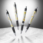 Bolígrafo Elegante 18º Aniversario del Boda de Porcelana<br><div class="desc">Este elegante bolígrafo ayuda a añadir un toque especial a las celebraciones del 18º aniversario de los bodas de porcelana! Las elegantes letras negras y blancas con un confetti hexagonal con polvo de oro sobre un fondo de mármol blanco y azul porcelana añaden un toque memorable para esta ocasión especial...</div>