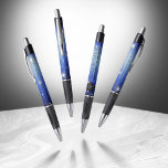 Bolígrafo Elegante 67º Aniversario del Boda de Star Sapphire<br><div class="desc">Este elegante bolígrafo le ayudará a añadir un toque especial a las celebraciones del aniversario del boda zafiro de 67 estrellas. Las elegantes letras negras y blancas con estrellas estilizadas que cuelgan sobre un fondo azul zafiro añaden un toque memorable a esta ocasión especial y un hito extraordinario. Personaliza con...</div>