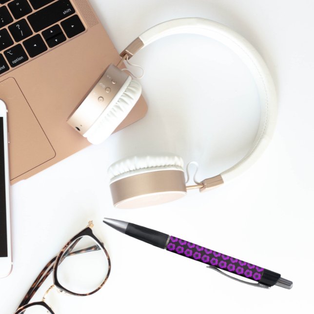 Bolígrafo Geranio púrpura sobre el patrón floral negro (In Situ)