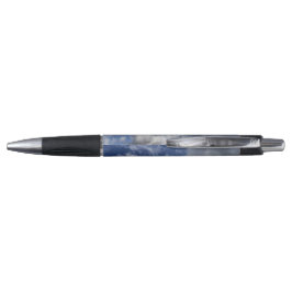 Bolígrafo Unas brillantes nubes blancas en el cielo azul de