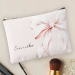 Bolsa accesoria de regalo de dama de honor de vaca<br><div class="desc">Se trata de una elegante y elegante bolsa de maquillaje personalizada con un suave fondo rosa adornado con un gran y delicado arco de cinta rosa. El diseño desprende un encanto femenino y sofisticado, perfecto para llevar sus productos cosméticos y de belleza esenciales. La bolsa se puede personalizar con un...</div>