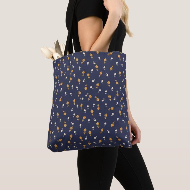 Bolsa azul de la marina con flores pequeñas de cre (Detalle)
