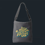 Bolsa bandolera Retro Live To Wander 70s<br><div class="desc">Lleva el espíritu de los viajes por carretera de los 70 a donde quiera que vayas con esta bolsa bandolera Retro “Live To Wander”. Ligera, funcional y audaz, mantiene lo esencial cerca mientras convierte los paseos cotidianos en pequeñas aventuras. El diseño de medio tono en gris carbón, mostaza y azul...</div>