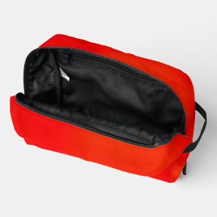 Bolsa brillante con cremallera roja sobre fondo bl