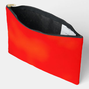 Bolsa brillante roja con cremallera sobre fondo bl