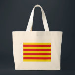 Bolsa con bandera de Cataluña<br><div class="desc">¡Lleva tu orgullo donde quiera que vayas con esta elegante bolsa con la emblemática bandera de Cataluña! Mostrando las audaces rayas rojas y amarillas de la amada Senyera, esta bolsa patriótica combina la función con la expresión cultural. Ya sea que vaya al trabajo, a la escuela, al gimnasio o al...</div>
