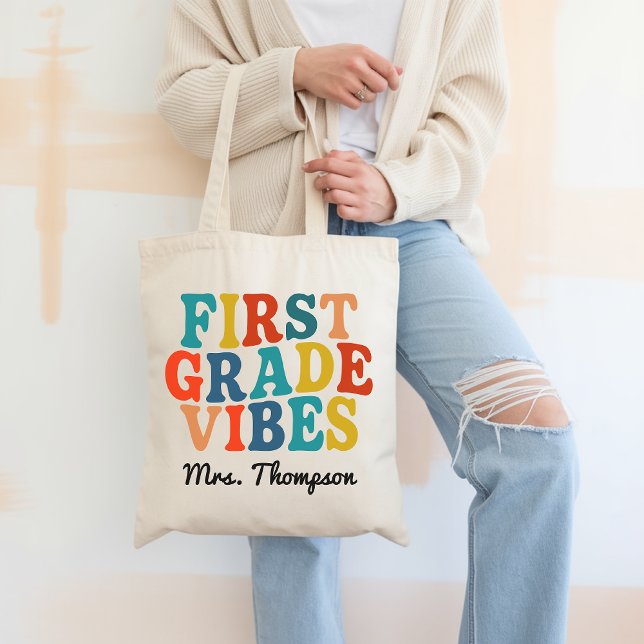 Bolsa con Estilo de Primer Grado Personalizada Reg (first grade vibes tote, teacher tote bag, retro teacher gift, first grade teacher gift, custom tote )