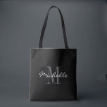 Bolsa de algodón con monogramo blanco y negro glam<br><div class="desc">Bolsa de algodón con monograma blanco y negro glamoroso. Diseño monogramado con tipografía de escritura para un nombre personalizado. Agregue su propia carta inicial de personalizado. Clásico partido favorece la idea de regalo para boda de moda, cumpleaños, aniversario, soltera, compromiso, fin de semana de chicas, ducha de novia, etc. color...</div>