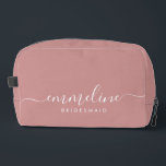 Bolsa de aseo cosmético con guión minimalista mode<br><div class="desc">Esta bolsa de accesorios para dama de honor presenta una tipografía de guión blanco manuscrito con florituras sobre un fondo rosa polvoriento. Presente a sus damas de honor una bolsa de aseo para su maquillaje y artículos pequeños tradicionalmente presentados en la cena de ensayo, para usar en la mañana temprano...</div>