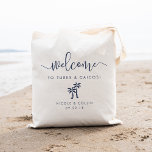 Bolsa de bienvenida de boda de destino | Árbol de<br><div class="desc">Bienvenidos a su boda de destino con esta moda y modernas bolsas de té personalizadas. Las características de diseño son "bienvenidas" en el guión moderno de caligrafía manuscrita azul marino, con espacio para personalizar con la ubicación, los nombres y la fecha de su boda. Un par de ilustraciones de silueta...</div>
