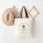 Bolsa de bienvenida de boda | Monograma de piña<br><div class="desc">Bienvenidos a su boda de destino con esta moda y modernas bolsas de té personalizadas. El diseño presenta "bienvenidos a [su ubicación boda]" curvados sobre un ilustracion de piña amarillo verde y dorado. Personalice con sus iniciales y fecha de boda en letras azul marino.</div>