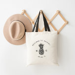 Bolsa de bienvenida de boda | Monograma de piña<br><div class="desc">Bienvenidos a su boda de destino con esta moda y modernas bolsas de té personalizadas. El diseño presenta "bienvenidos a [su ubicación boda]" curvados sobre un ilustracion de silueta de piña. Personalice con sus iniciales y fecha de boda.</div>