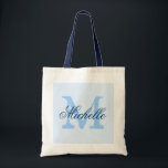 Bolsa de boda con monograma azul marino y pastel c<br><div class="desc">Bolsa de tetas boda azul claro pastel y azul marino con monograma personalizado. Diseño de moda vintage. Personalizar de damas de honor,  chicas florales,  dama de honor,  madre de la novia,  invitados,  etc. Texto de guión elegante para el nombre. Nombre amarillo dorado inicial.</div>