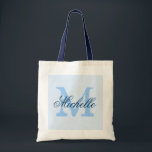 Bolsa de boda con monograma azul marino y pastel c<br><div class="desc">Bolsa de tetas boda azul claro pastel y azul marino con monograma personalizado. Diseño de moda vintage. Personalizar de damas de honor,  chicas florales,  dama de honor,  madre de la novia,  invitados,  etc. Texto de guión elegante para el nombre. Nombre amarillo dorado inicial.</div>