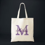 Bolsa de boda de tota con monograma púrpura person<br><div class="desc">Bolso de boda de tote con monograma púrpura profundo personalizado para la tripulación de la novia. Elegante diseño de logotipo en color de ciruela con letra monogramada tipografía de caligrafía de escritura inicial y elegante. Una idea de regalo vintage para la novia y el séquito para novias. Haz una para...</div>