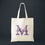 Bolsa de boda de tota con monograma púrpura person<br><div class="desc">Bolso de boda de tote con monograma púrpura profundo personalizado para la tripulación de la novia. Elegante diseño de logotipo en color de ciruela con letra monogramada tipografía de caligrafía de escritura inicial y elegante. Una idea de regalo vintage para la novia y el séquito para novias. Haz una para...</div>