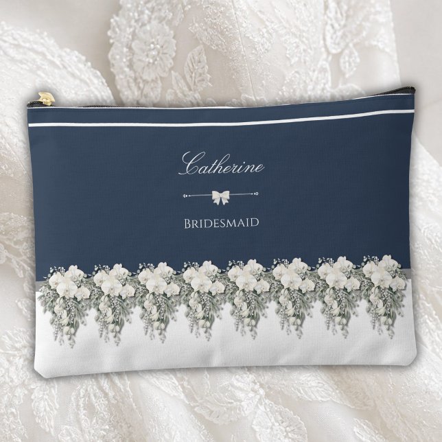 Bolsa de dama de honor de orquídea azul marino sof (Sophisticated navy blue white orchid bridesmaid customized zipper travel pouch.)