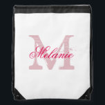 Bolsa de dibujo boda en monograma rosa personaliza<br><div class="desc">Bolso de boda de cuerda para la novia en equipo. Mochilas ricas para que la novia sea y el séquito de la novia. Haz tu propio camino para dama de honor, dama de honor, matrona de honor, madre de la novia, chica de flores, madre del novio, etc. Estilosa tipografía de...</div>